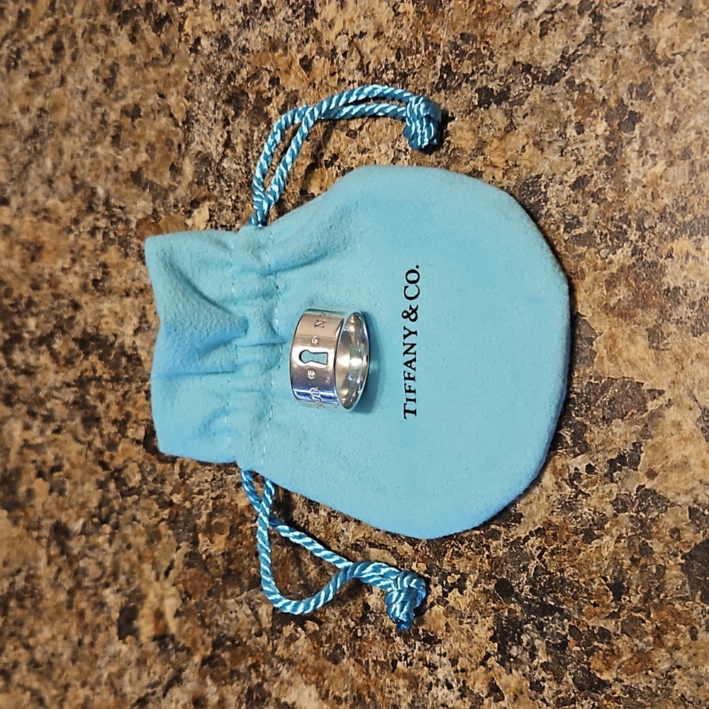SOLD💫Host Pick💫Tiffany & Co. Diamond Keyhole Ring size 9